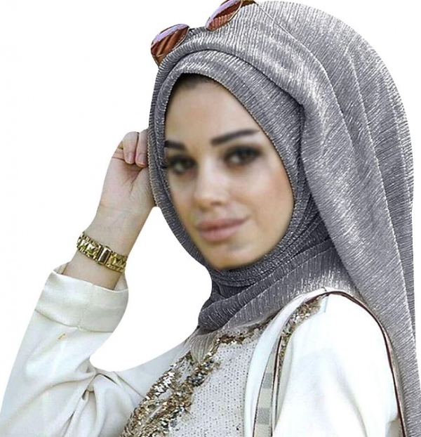 Hijab segi empat dengan aksen payet berkilau